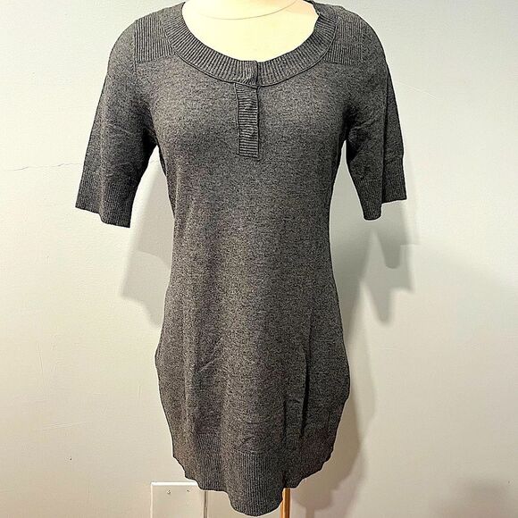 A Pea in the Pod Charcoal Grey Snap Henley 3/4 Sleeve Tunic Size Medium - Picture 1 of 6